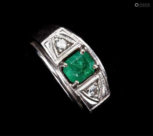 EMERALD ON WHITE GOLD RING