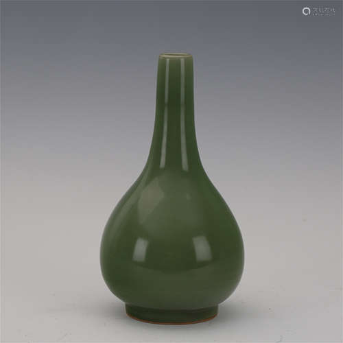 CHINESE PORCELAIN GREEN GLAZE VASE