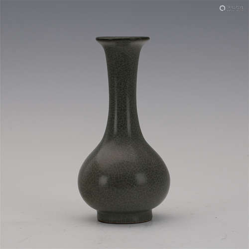 CHINESE PORCELAIN CRACK GLAZE YUHUCHUN VASE