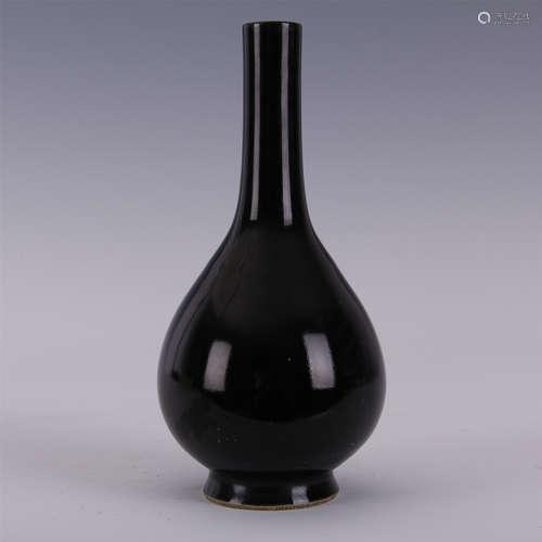 CHINESE PORCELAIN BLACK GALZE VASE