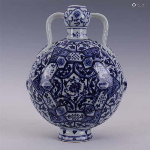 CHINESE PORCELAIN BLUE AND WHITE MOONFLASK VASE