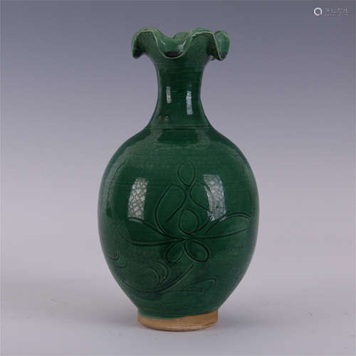 CHINESE PORCELAIN GREEN GLAZE VASE