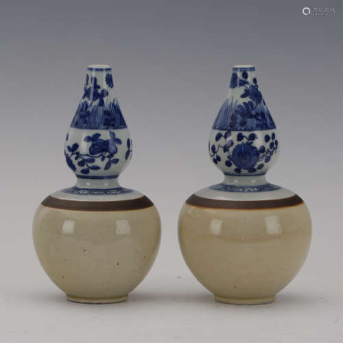 PAIR OF CHINESE PORCELAIN BLUE AND WHITE GOURD VASES