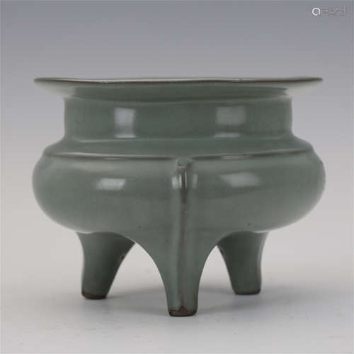 CHINESE PORCELAIN RUYAO KILN TRIPLE FEET CENSER