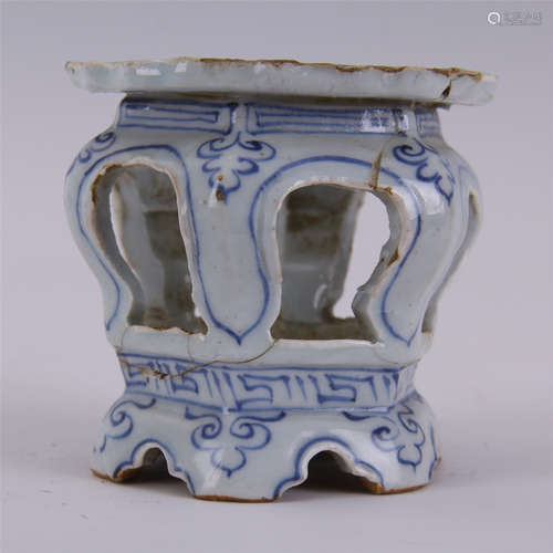 CHINESE PORCELAIN BLUE AND WHTIE BASE