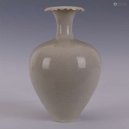 CHINESE PORCELAIN WHITE GLAZE VASE