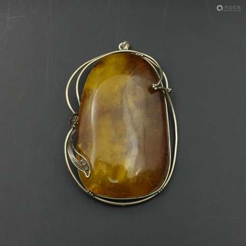 CHINESE HONEY AMBER BROOCH