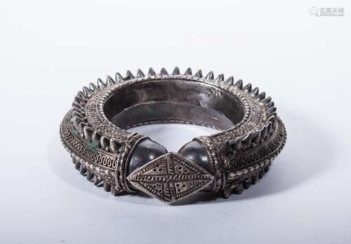 HINDU SILVER BANGLE, 17TH C.