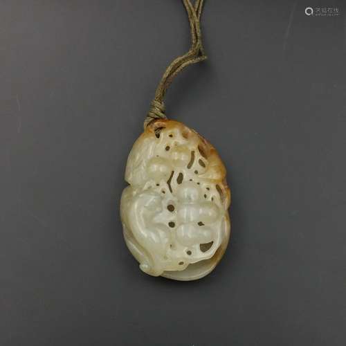 CHINESE JADE PENDANT OF SQUIRREL