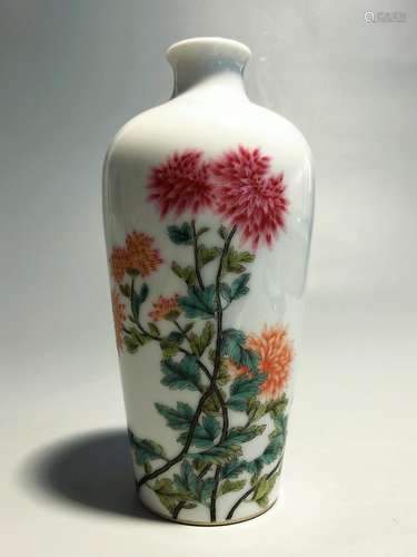 CHINESE FAMILLE ROSE PORCELAIN VASE