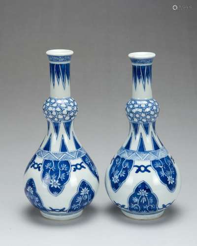 CHINESE PAIR OF BLUE AND WHITE PORCELAIN VASE