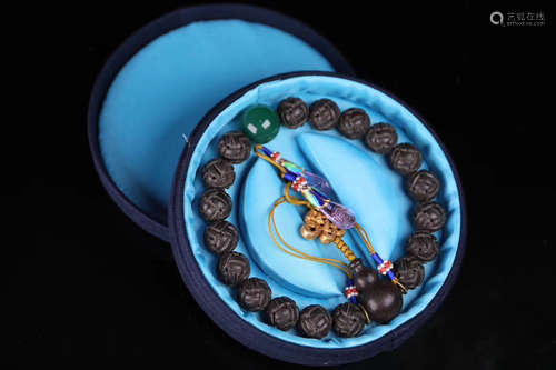 A CHENXIANG WOOD BEADS STRING BRACELET