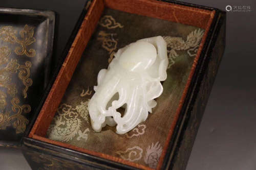 A HETIAN WHITE JADE CARVED BUDDHA HAND PENDANT
