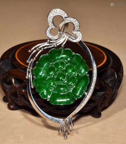 A FLORAL PATTERN JADEITE PENDANT