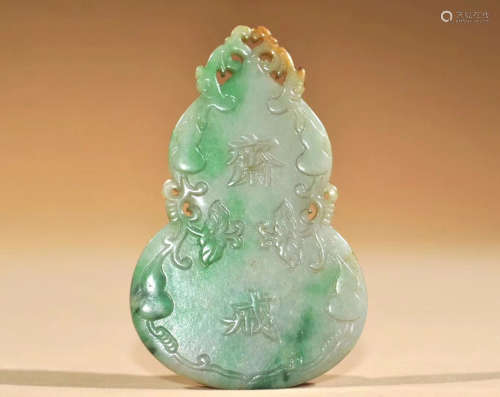 A GOURD-SHAPED JADEITE PENDANT