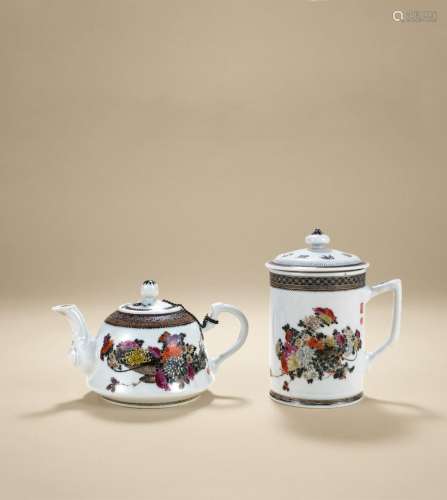 SET OF CHINESE FAMILLE ROSE TEA POT AND CUP