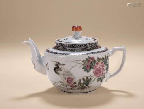 CHINESE REPUBLIC PERIOD FAMILLE ROSE TEA POT