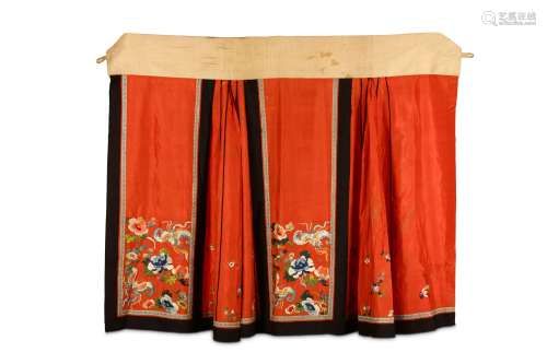 A CHINESE EMBROIDERED SKIRT. Late 19th / early 20th Century. 94cm wide, 86cm long. 十九世紀晚期 / 二十世紀早期
