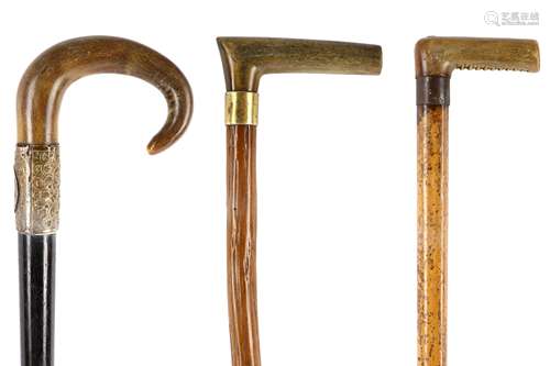 THREE WALKING STICKS WITH RHINOCEROS HORN HANDLES. Circa 1920. 87cm, 87cm, 90cm. 約一九二零   鑲犀角拐杖三隻