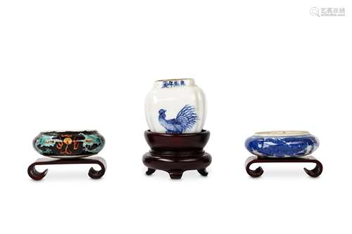 A CHINESE BLUE AND WHITE ‘COCKEREL’ BIRD FEEDER. 19th / 20th Century. Four character Kangxi mark to