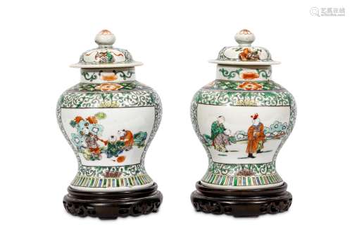 A PAIR OF CHINESE FAMILLE VERTE VASES AND COVERS. Late Qing Dynasty. Of baluster form, decorated