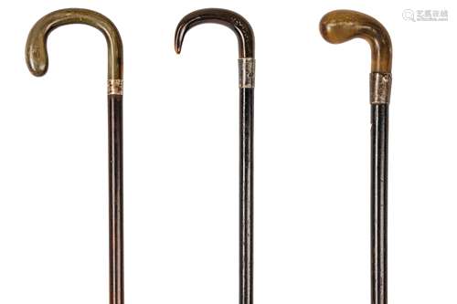 THREE WALKING STICKS WITH RHINOCEROS HORN HANDLES. Circa 1920. 85 - 94cm. (3) 約一九二零   鑲犀角拐杖三隻