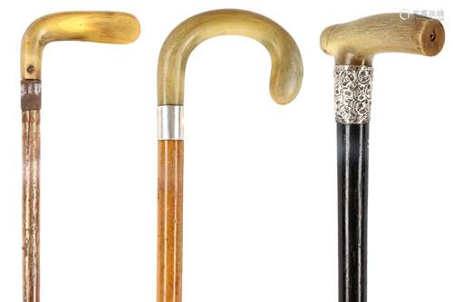 THREE WALKING STICKS WITH RHINOCEROS HORN HANDLES. Circa 1920. 92cm, 90cm, 89cm. (3) 約一九二零