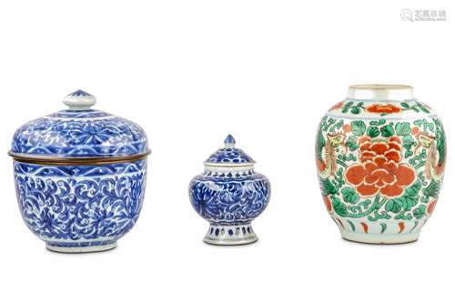 A FAMILLE VERTE JAR, AND TWO BLUE AND WHITE JARS AND COVERS. 17th Century, Transitional to Kangxi