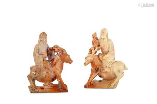 A PAIR OF CHINESE SOAPSTONE ‘SHOULAO AND DEER GROUP’ CARVINGS. Early Qing Dynasty. Each figure