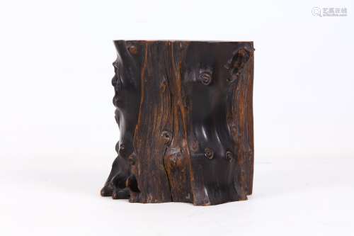 A CHINESE CARVED ‘ROOT’ BRUSH POT. Qing Dynasty. The gnarled root section rising from a flat foot