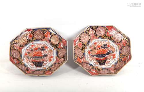 A PAIR OF JAPANESE IMARI DISHES. 17th/18th Century. each of octagonal form, decorated in