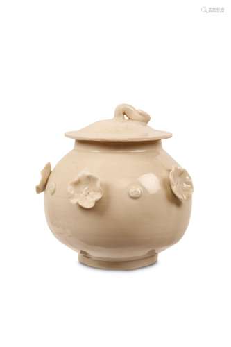 A CHINESE DINGYAO ‘LOTUS’ JAR AND COVER. Song Dynasty. The globular body supported on a tapering