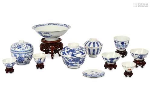 A LARGE COLLECTION OF CHINESE BLUE AND WHITE PORCELAIN. Qing Dynasty, or later. Comprising a blue