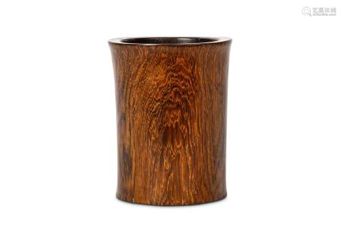 A CHINESE JICHIMU WOOD BRUSH POT. Of waisted cylindrical form, 14cm H, 11cm diameter. 雞翅木雕筆筒