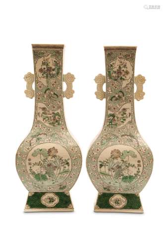 A PAIR OF CHINESE FAMILLE VERTE BISCUIT VASES. Qing Dynasty. Of rectangular pear-shaped form, on a