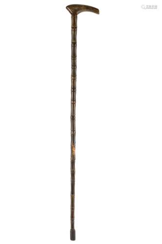 A SECTIONAL RHINOCEROS HORN WALKING STICK. Circa 1920. 76cm. 約一九二零年   犀角分節拐杖