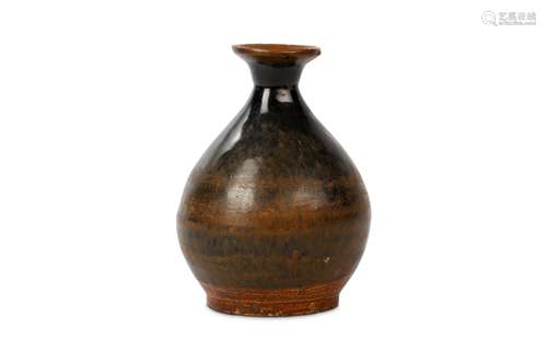 A CHINESE PEAR-SHAPED VASE Song to Jin. 16.5cm H. 宋至金   醬釉瓶