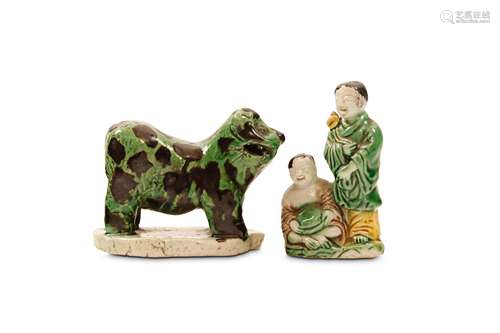 A CHINESE FAMILLE VERTE BISCUIT FIGURATIVE GROUP, TOGETHER WITH A BISCUIT STANDING LION. Mid Qing