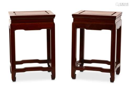 A PAIR OF CHINESE BURL-INSET ROSEWOOD RECTANGULAR STANDS. 20th Century. 26 x 30 x 46cm. (2) 二十世紀