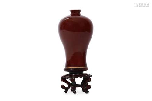 A CHINESE MONOCHROME RED VASE, MEIPING. Qing Dynasty. With a tapering body rising to a round