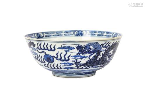 A CHINESE BLUE AND WHITE ‘DRAGON’ BOWL. Qing Dynasty, 19th Century. Decorated with coiled dragons