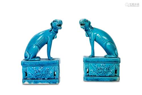 A PAIR OF CHINESE TURQUOISE GLAZED HOUNDS. Qing Dynasty, 19th Century. Each seated in mirror image