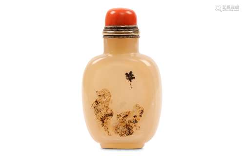 A CHINESE SILHOUETTE AGATE ‘MONKEYS AND BUTTERFLY’ SNUFF BOTTLE. Qing Dynasty. Of flatterned