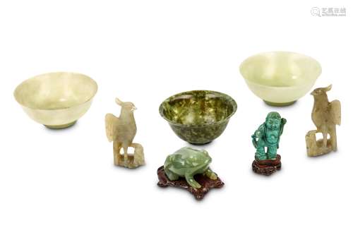 A COLLECTION OF CHINESE JADE AND HARDSTONE CARVINGS. 19th / 20th Century. Comprising of three