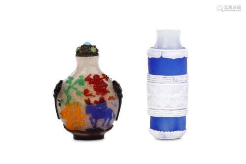 TWO GLASS SNUFF BOTTLES. Qing Dynasty. Comprising a five-colour overlay glass bottle of flattened