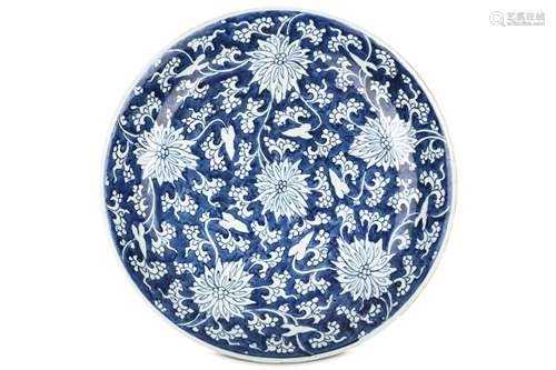 A LARGE BLUE AND WHITE ‘LOTUS SCROLL’ DISH. Qing Dynasty. The interior painted with large lotus