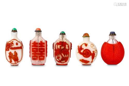 FIVE CHINESE RED OVERLAY SNUFF BOTTLES. 6.5 - 7.5cm H. (10) 套料鼻煙壺五件