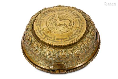 A POLISHED BRONZE BOWL AND COVER. 16cm diameter. (2) 銅蓋碗