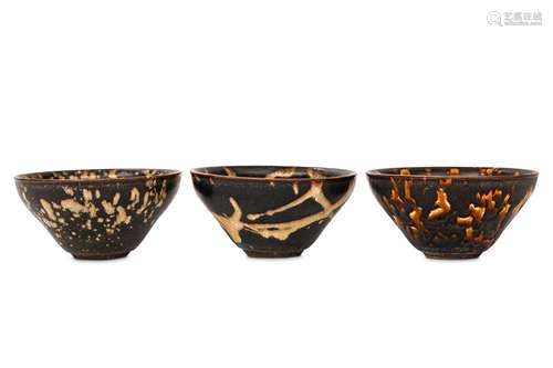 A COLLECTION THREE CHINESE CIZHOU TEA BOWLS. 12cm diameter. (3) 磁州窯茶碗三隻