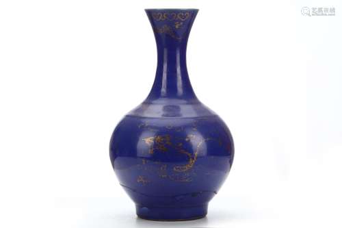 A CHINESE GILT-DECORATED POWDER BLUE ‘DRAGONS’ VASE. Qing dynasty, Guangxu period. Gilt-decorated